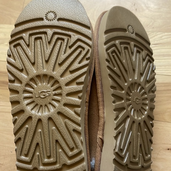 Ugg Taz slippers size 10 - Picture 2 of 2